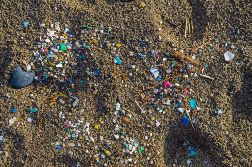 170 trillion bits of microplastics in the world's oceans - Inside Water